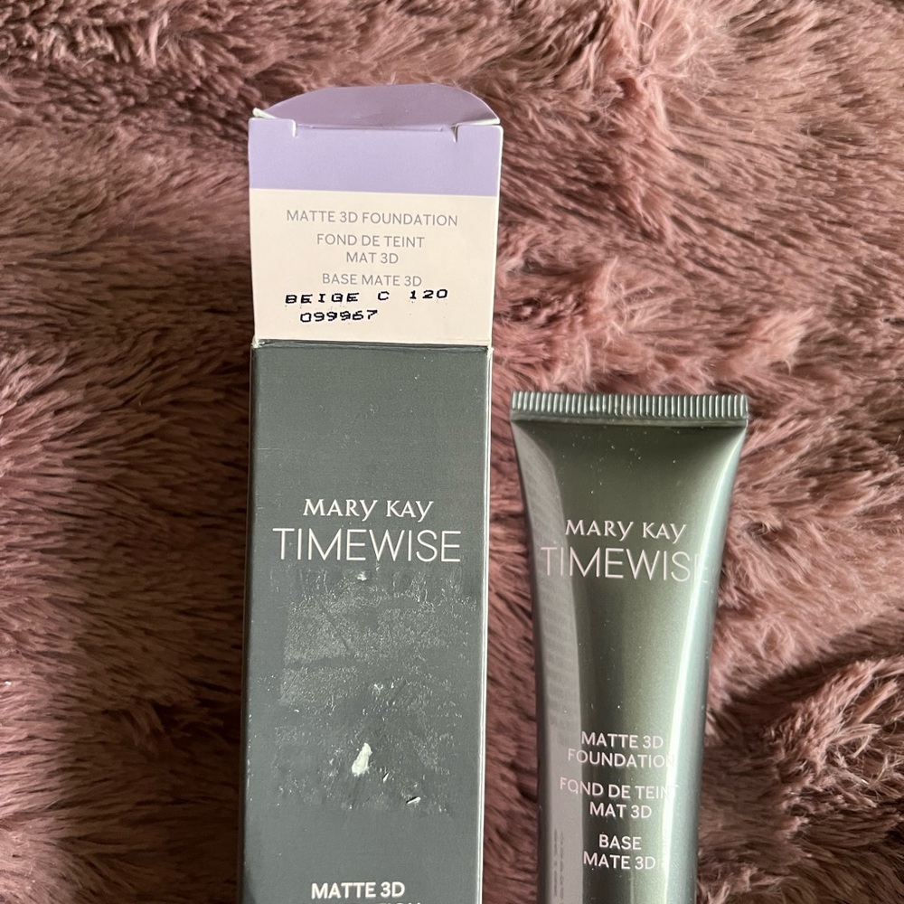 Mary Kay Timewise Matte 3D Foundation in Beige C 120 - Picture 2 of 2